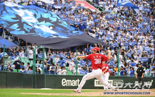 '아니 또 올라와?' 41세 불펜 투수의 2⅓이닝 역투, 이게 헌신이다[준PO 현장]