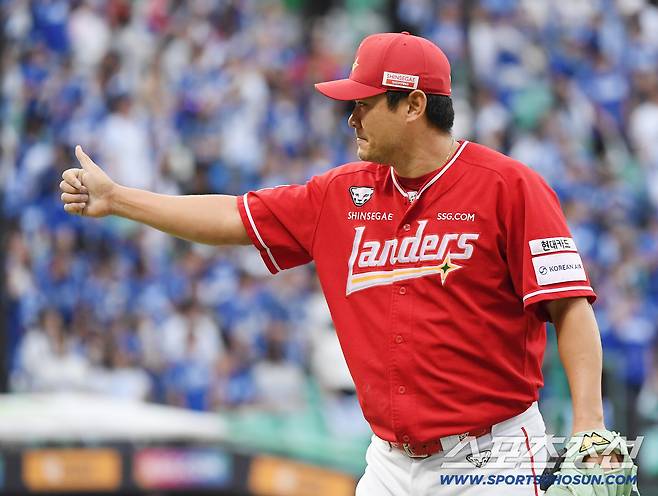 '아니 또 올라와?' 41세 불펜 투수의 2⅓이닝 역투, 이게 헌신이다[준PO 현장]