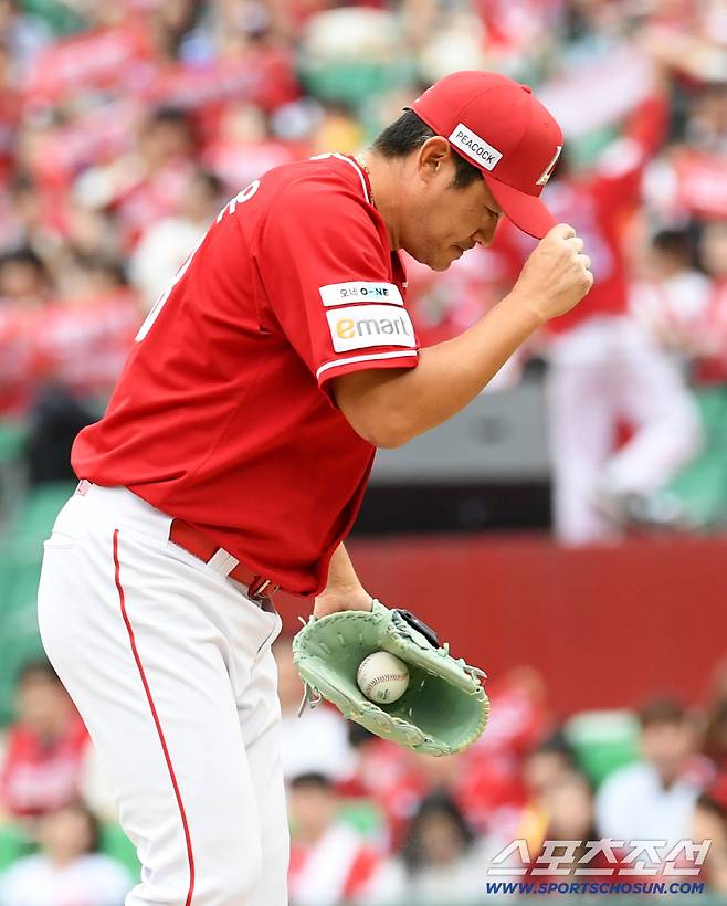 '아니 또 올라와?' 41세 불펜 투수의 2⅓이닝 역투, 이게 헌신이다[준PO 현장]