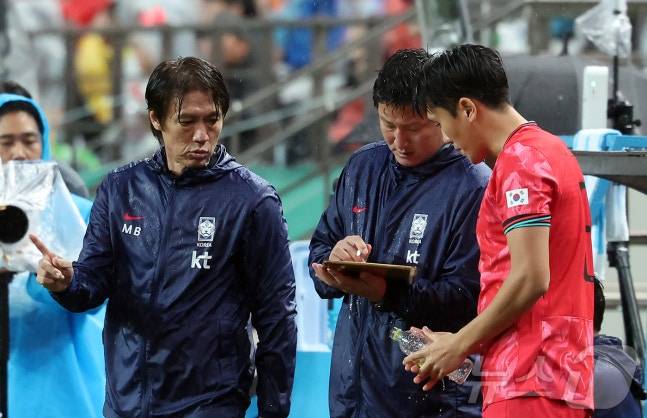 일방적으로 당하는데 '전술 그대로', 벤치 방관이 만든 브라질전 '무소득'