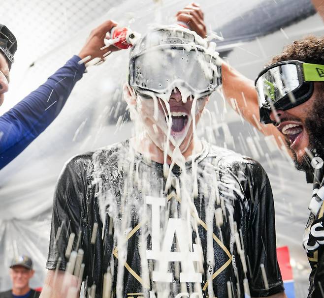 '뜻밖에' 사사키 기자회견장서 '의자 냄새' 맡더니