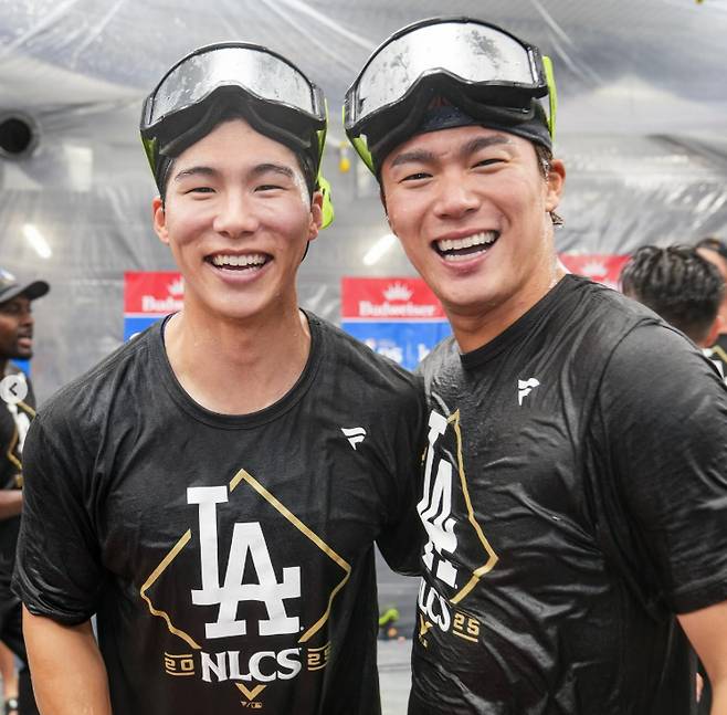 '뜻밖에' 사사키 기자회견장서 '의자 냄새' 맡더니