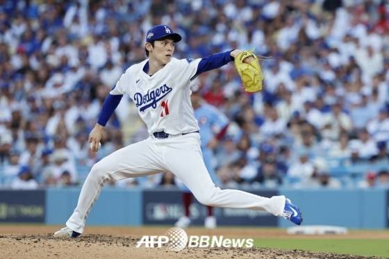 '뜻밖에' 사사키 기자회견장서 '의자 냄새' 맡더니