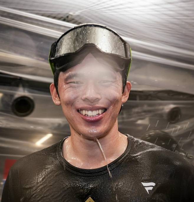 '뜻밖에' 사사키 기자회견장서 '의자 냄새' 맡더니