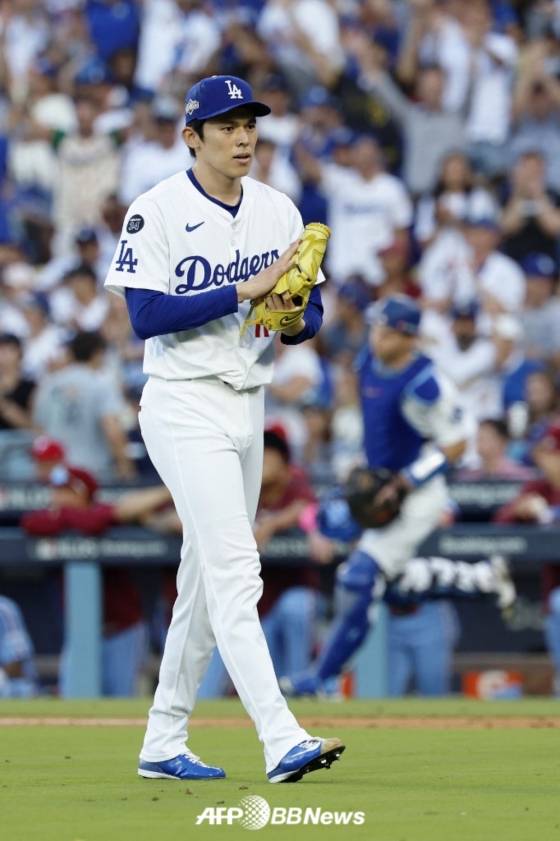 '뜻밖에' 사사키 기자회견장서 '의자 냄새' 맡더니