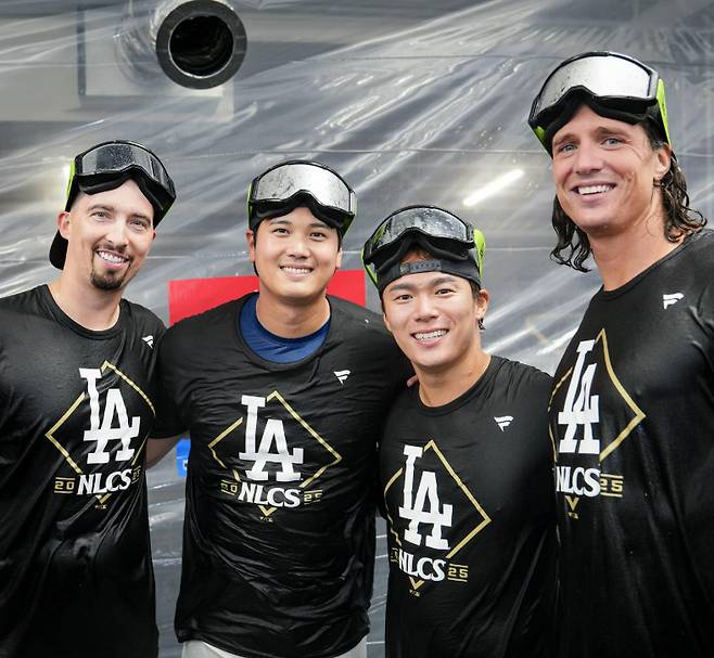 '뜻밖에' 사사키 기자회견장서 '의자 냄새' 맡더니