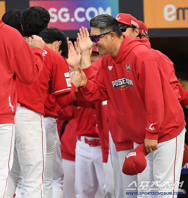 '모자 벗고 고개 숙인 감독' 삼성 초강수 후라도 무너뜨린 SSG 김성욱 끝내기 홈런, 이숭용 감독은 고개를 숙였다[인천 현장]