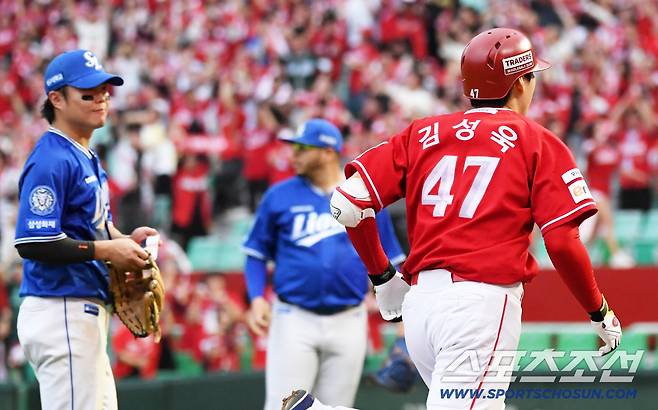 '모자 벗고 고개 숙인 감독' 삼성 초강수 후라도 무너뜨린 SSG 김성욱 끝내기 홈런, 이숭용 감독은 고개를 숙였다[인천 현장]