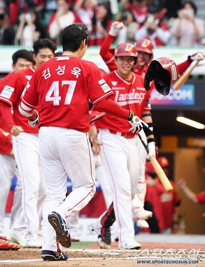 '모자 벗고 고개 숙인 감독' 삼성 초강수 후라도 무너뜨린 SSG 김성욱 끝내기 홈런, 이숭용 감독은 고개를 숙였다[인천 현장]