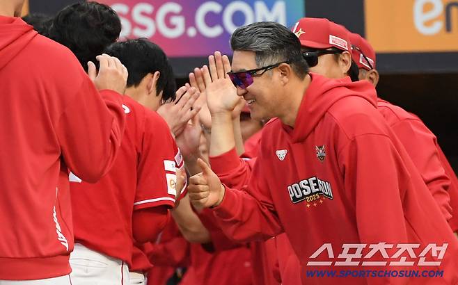 '모자 벗고 고개 숙인 감독' 삼성 초강수 후라도 무너뜨린 SSG 김성욱 끝내기 홈런, 이숭용 감독은 고개를 숙였다[인천 현장]