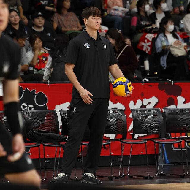 '해설위원 제안 거절' 영구결번 레전드의 변신, 막내 코치로 새 출발하다 “지도자는 굉장히 매력적인 직업, 설렌다