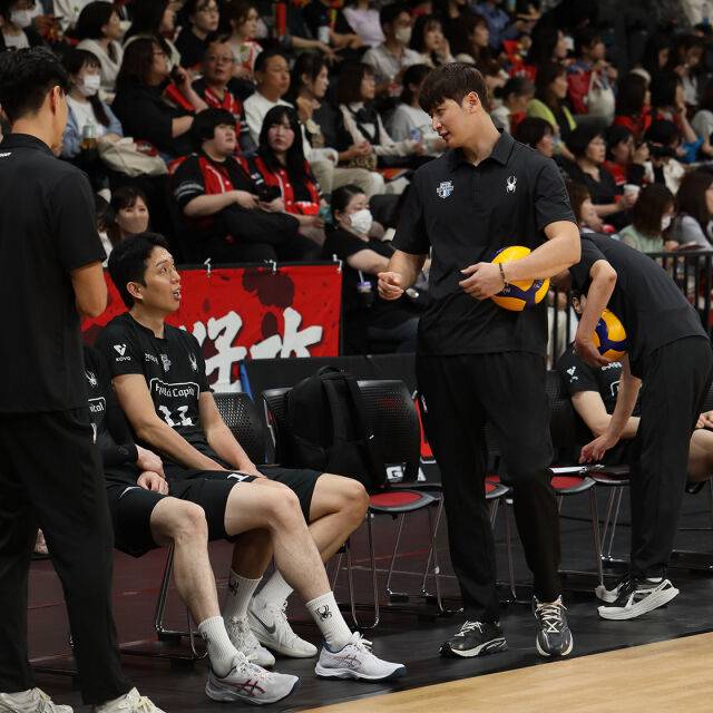 '해설위원 제안 거절' 영구결번 레전드의 변신, 막내 코치로 새 출발하다 “지도자는 굉장히 매력적인 직업, 설렌다