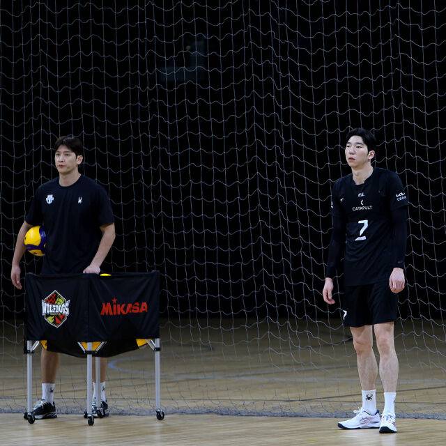 '해설위원 제안 거절' 영구결번 레전드의 변신, 막내 코치로 새 출발하다 “지도자는 굉장히 매력적인 직업, 설렌다