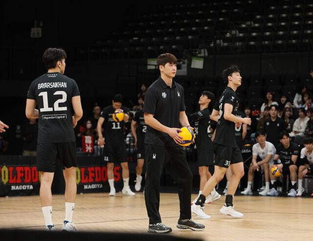 '해설위원 제안 거절' 영구결번 레전드의 변신, 막내 코치로 새 출발하다 “지도자는 굉장히 매력적인 직업, 설렌다