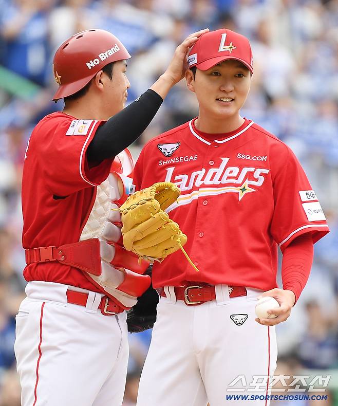 가을야구 초보 감독 맞아? '제2의 김광현' 2차전 선택부터 조기 강판까지...뚝심과 결단 대단하네