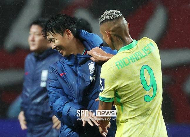 손흥민 멱살잡은 히샬리송 “흥민이 형, 내가 먼저 문자할게…” “유니폼 교환 남았잖아?” 호텔에서 따로 만날 예정 ‘대표팀 재회에도 유쾌’ [SPO 현장]