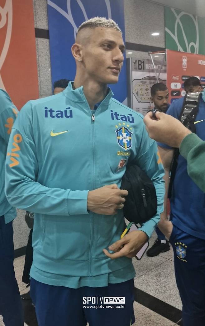 손흥민 멱살잡은 히샬리송 “흥민이 형, 내가 먼저 문자할게…” “유니폼 교환 남았잖아?” 호텔에서 따로 만날 예정 ‘대표팀 재회에도 유쾌’ [SPO 현장]