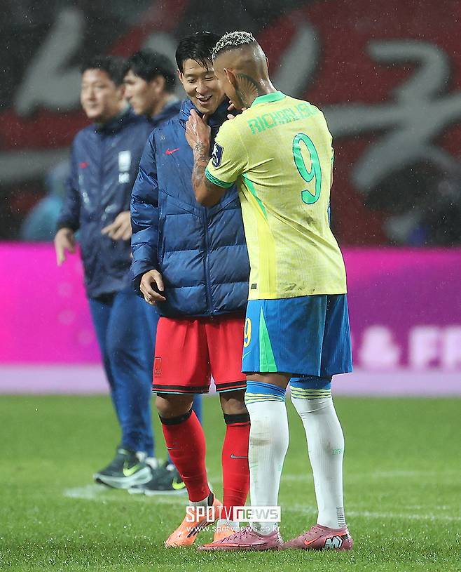 손흥민 멱살잡은 히샬리송 “흥민이 형, 내가 먼저 문자할게…” “유니폼 교환 남았잖아?” 호텔에서 따로 만날 예정 ‘대표팀 재회에도 유쾌’ [SPO 현장]