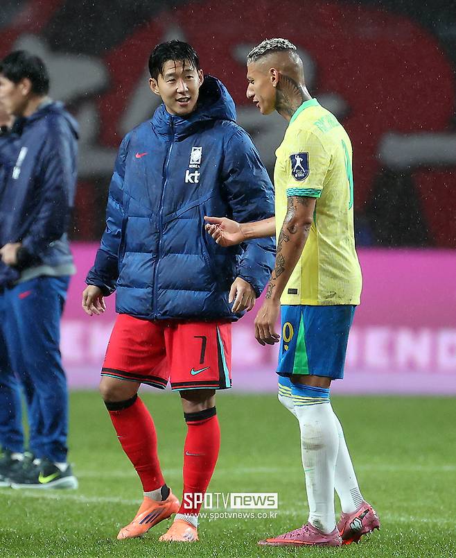 손흥민 멱살잡은 히샬리송 “흥민이 형, 내가 먼저 문자할게…” “유니폼 교환 남았잖아?” 호텔에서 따로 만날 예정 ‘대표팀 재회에도 유쾌’ [SPO 현장]