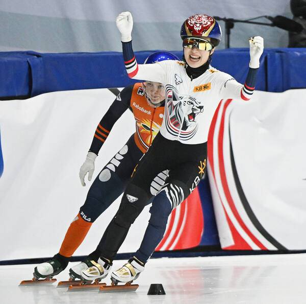 0.03초차 ‘드라마’…한국 여자 쇼트트랙, 세계를 추월했다