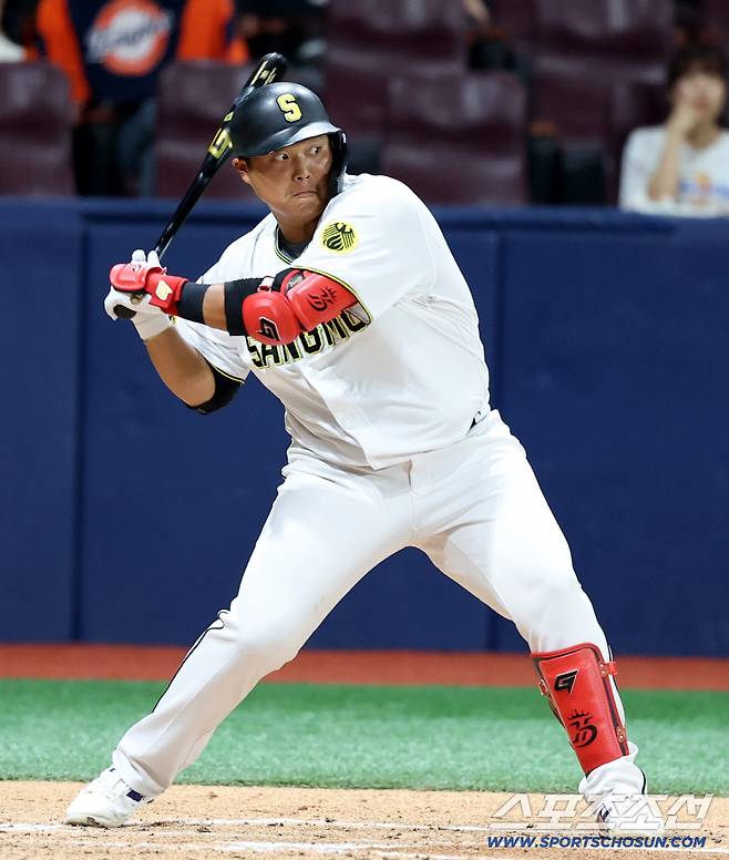 '롯데 야수 전멸' 이 선수 유일한 희망일 줄이야…'퓨처스 폭격' 이대호 후계자 태극마크로 증명한다