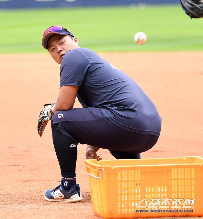 '롯데 야수 전멸' 이 선수 유일한 희망일 줄이야…'퓨처스 폭격' 이대호 후계자 태극마크로 증명한다