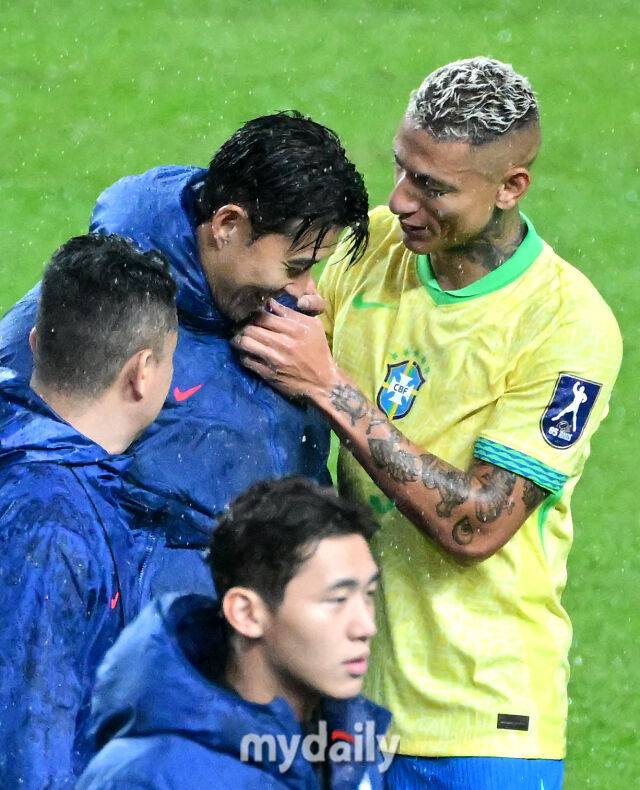 멱살 잡힌 손흥민, 유니폼 노린 브라질 NO.9 공격수...레전드 유니폼을 원해 [유진형의 현장 1mm]