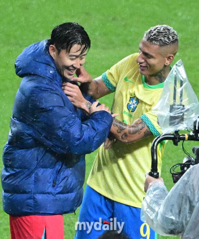 멱살 잡힌 손흥민, 유니폼 노린 브라질 NO.9 공격수...레전드 유니폼을 원해 [유진형의 현장 1mm]