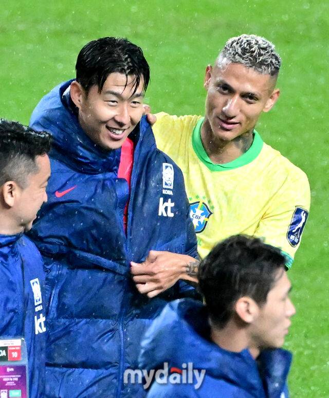 멱살 잡힌 손흥민, 유니폼 노린 브라질 NO.9 공격수...레전드 유니폼을 원해 [유진형의 현장 1mm]