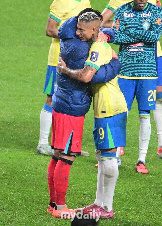 멱살 잡힌 손흥민, 유니폼 노린 브라질 NO.9 공격수...레전드 유니폼을 원해 [유진형의 현장 1mm]