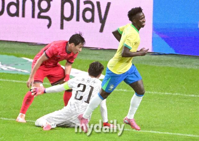 '수비수는 할 일이 없었고 골키퍼는 경기 관전했다, 일본이 더 강할 것'…브라질전 대패 굴욕