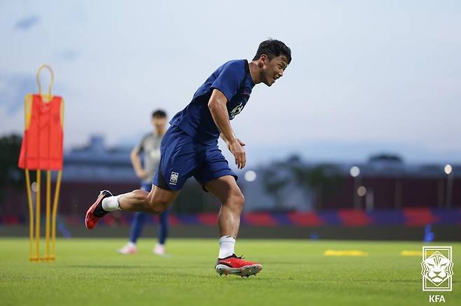 ‘대표팀 충격 제외’ 황희찬, 씁쓸하게 바이크 타며 훈련 이탈…골 넣었던 종아리→월드컵처럼 마법 일어날까 [SPO 현장]