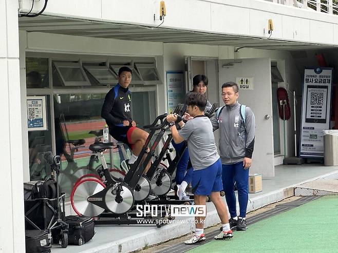 ‘대표팀 충격 제외’ 황희찬, 씁쓸하게 바이크 타며 훈련 이탈…골 넣었던 종아리→월드컵처럼 마법 일어날까 [SPO 현장]