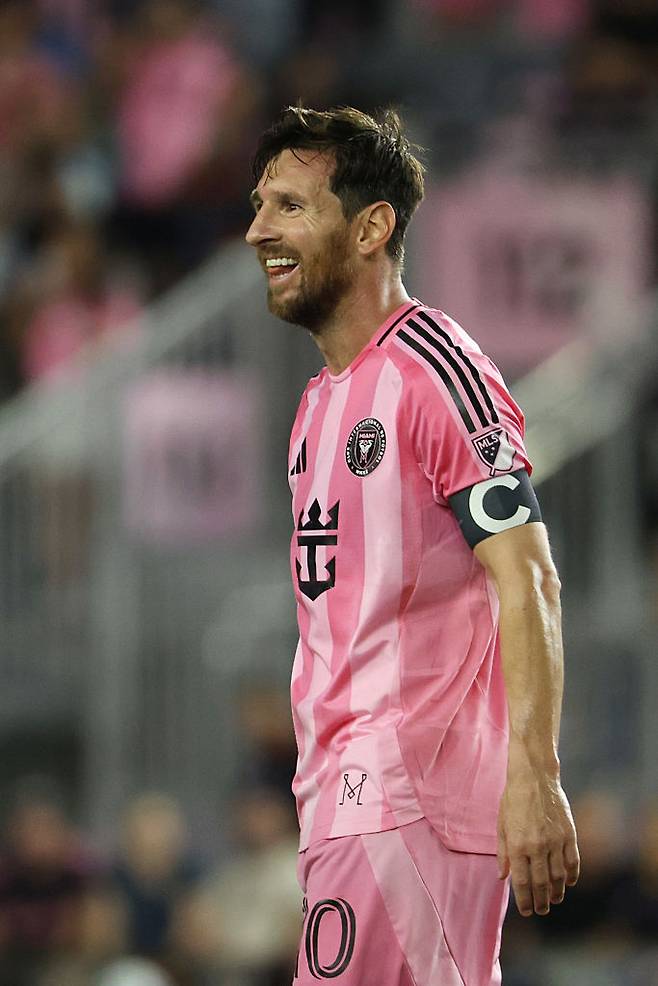 “예정에 없었던 일이 일어났다” MLS 사무국 ‘오피셜’ 공식발표…A매치 기간 ‘깜짝 복귀’ 메시, 멀티골 터뜨리며 득점 단독 선두