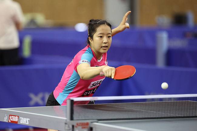 에이스 신유빈, 다시 마침표 찍었다…한국 여자탁구, 홍콩 꺾고 아시아선수권 4강행