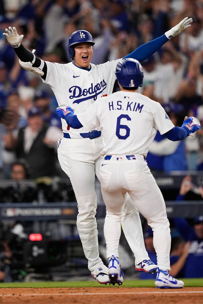 예상은 부정적이었지만···김혜성, 활짝 웃으며 동료들과 밀워키행, NLCS 로스터 진입 청신호?