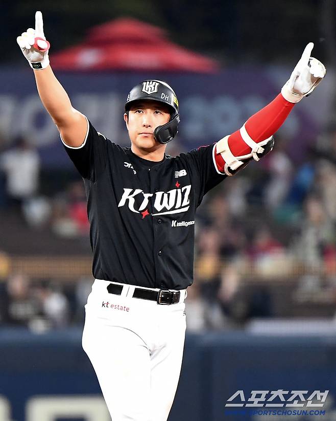 내부엔 강백호, 외부엔 박찬호...'황재균에 144억 쓴' KT발 태풍 경보