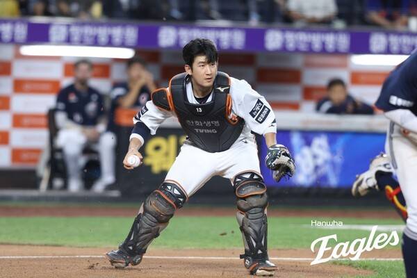 누가 54억 '오버페이'라 했나, 신고선수→슈퍼 백업→주전 도약→36세에 첫 태극마크…한화 2위 '숨은 주역'이 국대 안방도 지킨다