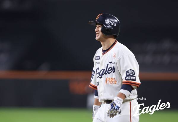 누가 54억 '오버페이'라 했나, 신고선수→슈퍼 백업→주전 도약→36세에 첫 태극마크…한화 2위 '숨은 주역'이 국대 안방도 지킨다