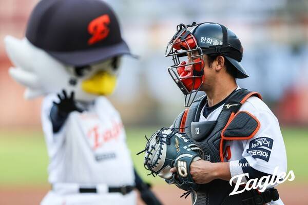 누가 54억 '오버페이'라 했나, 신고선수→슈퍼 백업→주전 도약→36세에 첫 태극마크…한화 2위 '숨은 주역'이 국대 안방도 지킨다