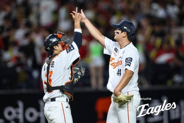 누가 54억 '오버페이'라 했나, 신고선수→슈퍼 백업→주전 도약→36세에 첫 태극마크…한화 2위 '숨은 주역'이 국대 안방도 지킨다