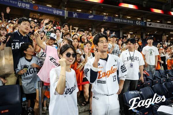 누가 54억 '오버페이'라 했나, 신고선수→슈퍼 백업→주전 도약→36세에 첫 태극마크…한화 2위 '숨은 주역'이 국대 안방도 지킨다