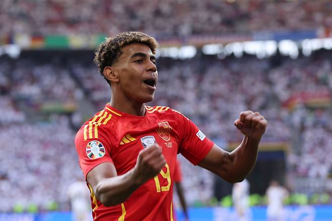 파리 생제르맹 미쳤다, 축구계 뒤흔들 ‘세기의 이적’ 예고…‘역대급 재능’ 야말 영입 위해 천문학적 비용 지불 불사