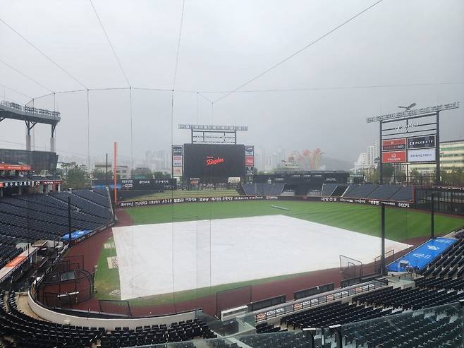 쏟아진 가을비, 흠뻑 젖은 그라운드…‘한화 PS 최종 모의고사’ 14일로 미뤄진다 [SD 대전 라이브]
