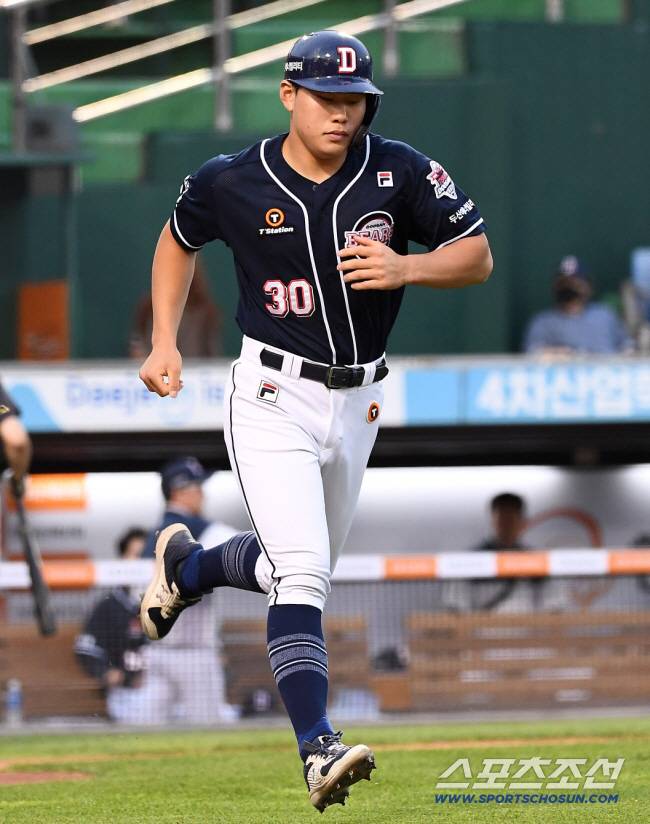 [단독] '감독 선임 임박' 두산, 선수단 정리 단행…LG·SK 트레이드 유산&파워 히터 등 11명 재계약 불가 통보