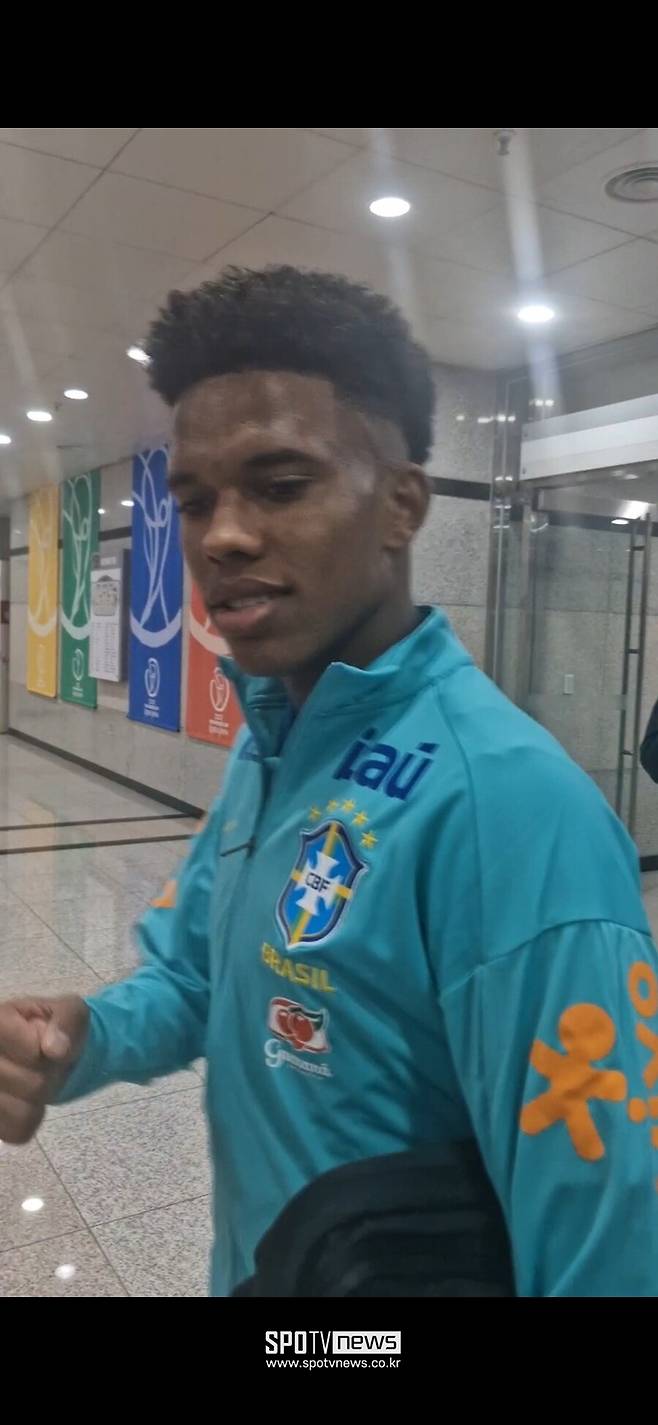 '한국이 많이 추웠나' 홍명보 두 번 울리고 쓰러졌다...