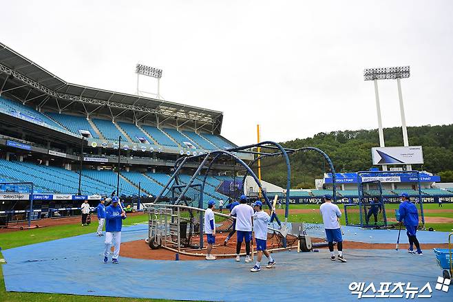 '라팍' 비 온다고요? 그라운드 정비 끝났습니다→삼성 선수단 훈련 진행…3차전 개시 준비 [준PO3]