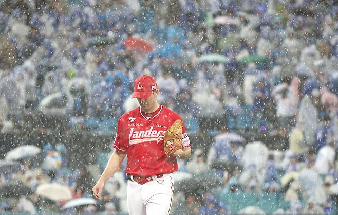 '이럴 수가' 1회부터 우천 중단이라니, 굵어진 빗줄기로 우천 중단…7시 20분 재개 예정 [준PO3]