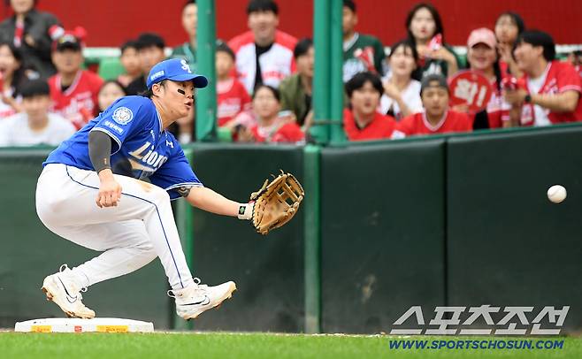 '고의낙구? 실수?' 최고의 뒷수습, 이래서 가을엔 베테랑… 에이스 투구수 줄여준 창조 병살[준PO3]