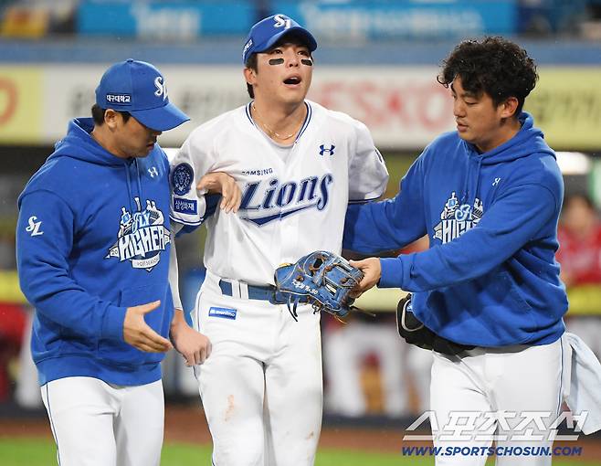 '이럴수가' 삼성 초대형 악재 터졌다, 김영웅 극심한 허리 통증 호소해 교체[준PO 현장]